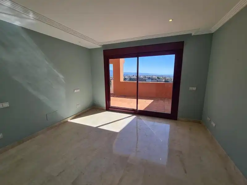 Habitación de Casa adosada de alquiler en Benahavís con Aire acondicionado, Calefacción y Jardín privado