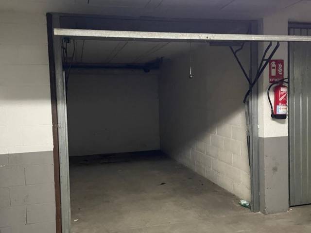 Garaje en Venta en Calle Hermanos Álvarez Quintero, 1 en La Carlota