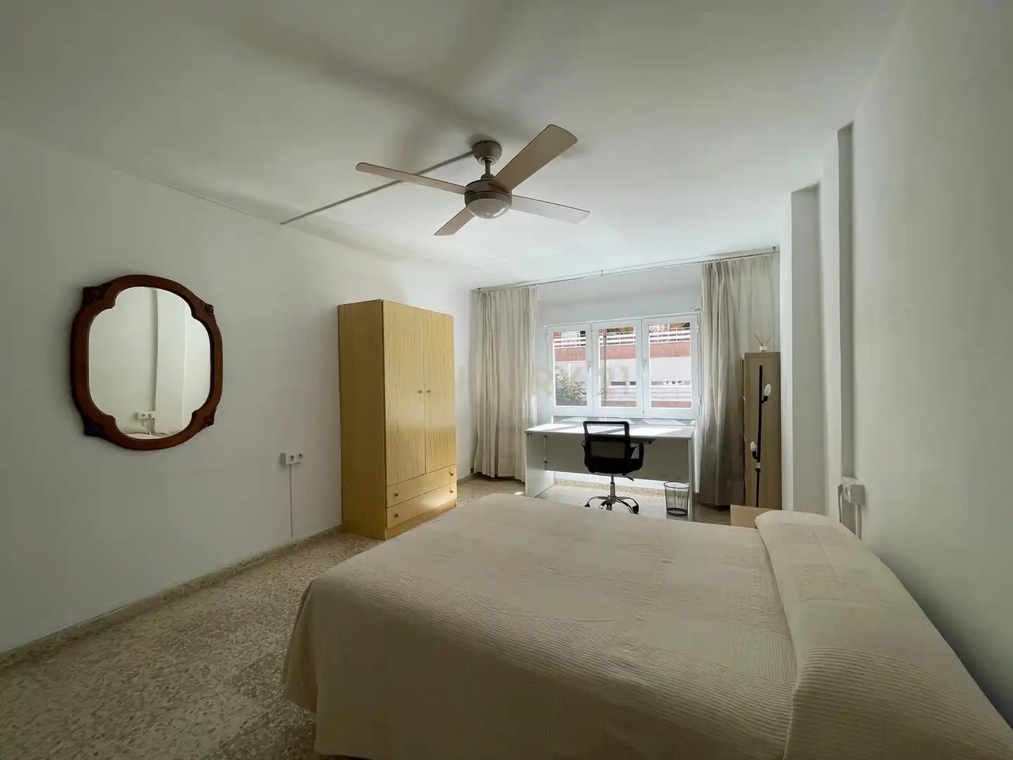 Habitación de Piso de alquiler en Granada con Lavadora, Microondas y TV