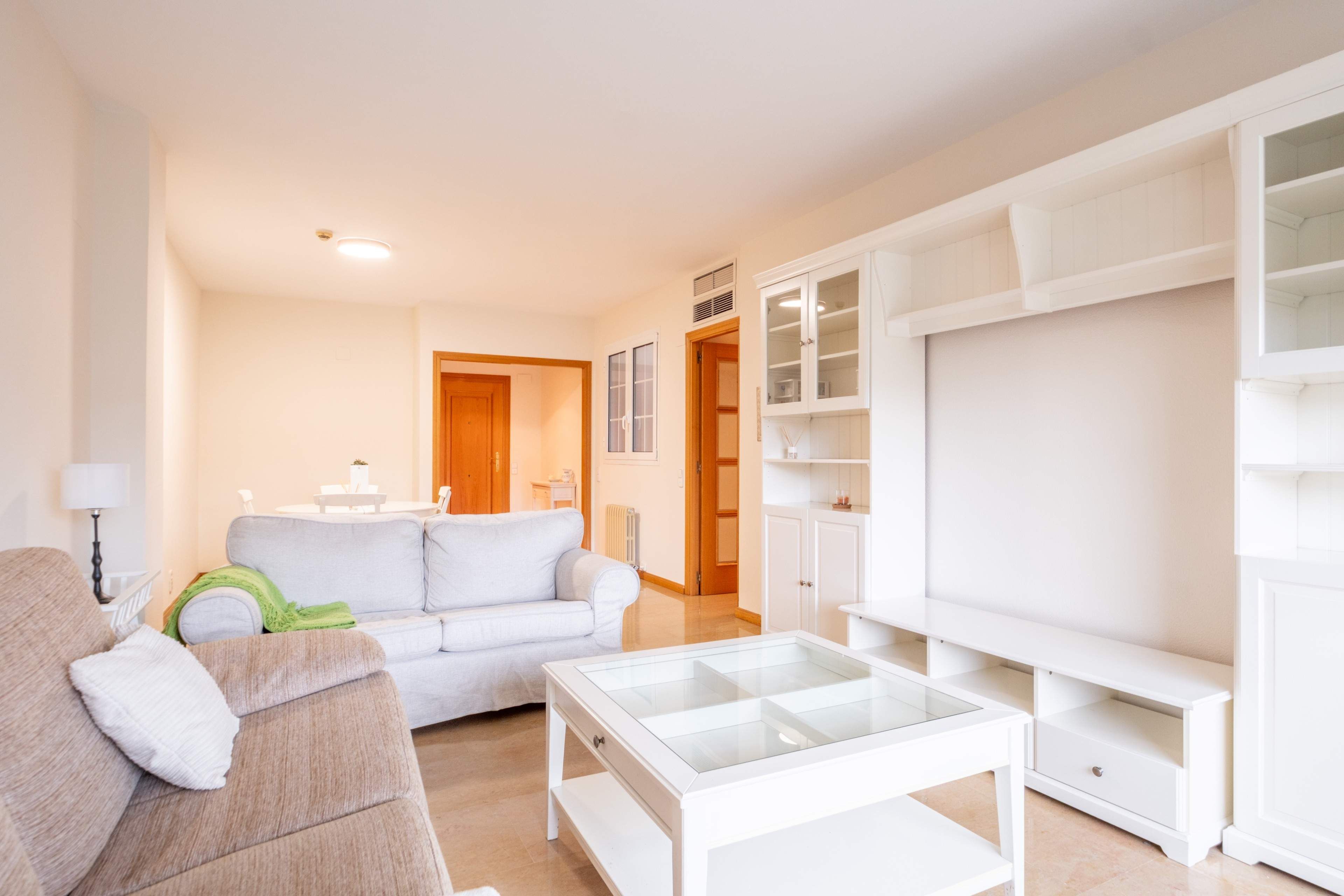 Sala d'estar de Pis de lloguer en  Zaragoza Capital amb Aire condicionat, Jardí privat i Parquet