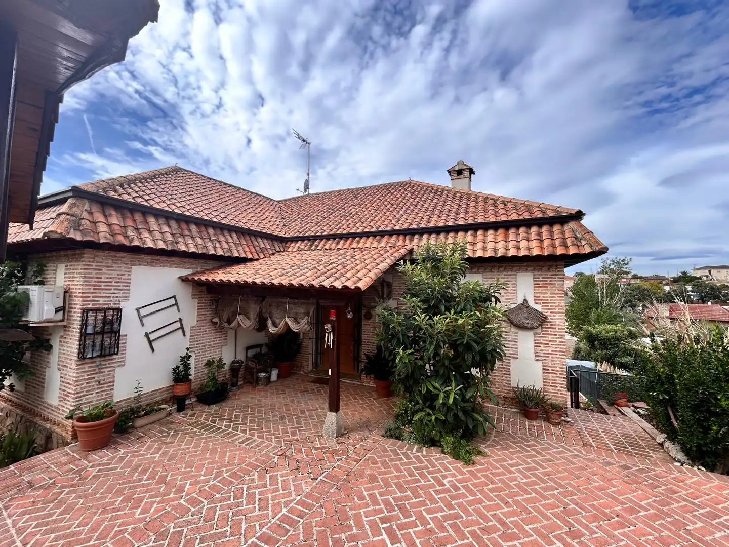 Vista exterior de Casa o xalet en venda en Santa Cruz del Retamar amb Aire condicionat, Calefacció i Jardí privat