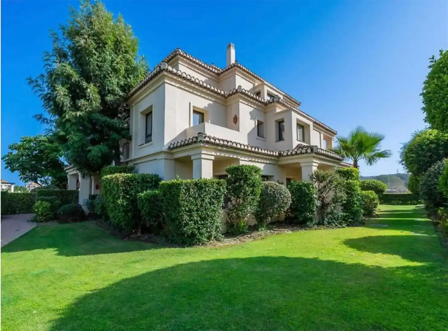 Vista exterior de Piso en venta en Benahavís con Aire acondicionado y Piscina