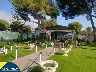 Detached house with pool for sale in Orihuela Costa