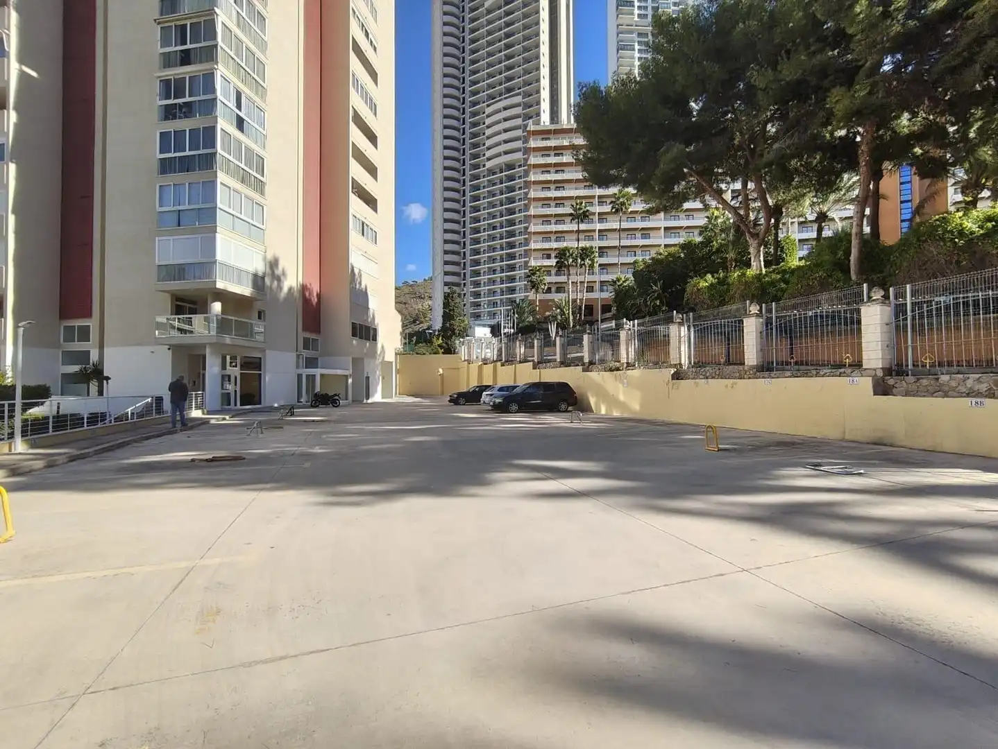 Parkplatz von Wohnungen zum Verkauf in Benidorm mit Klimaanlage, Heizung und Privatgarten