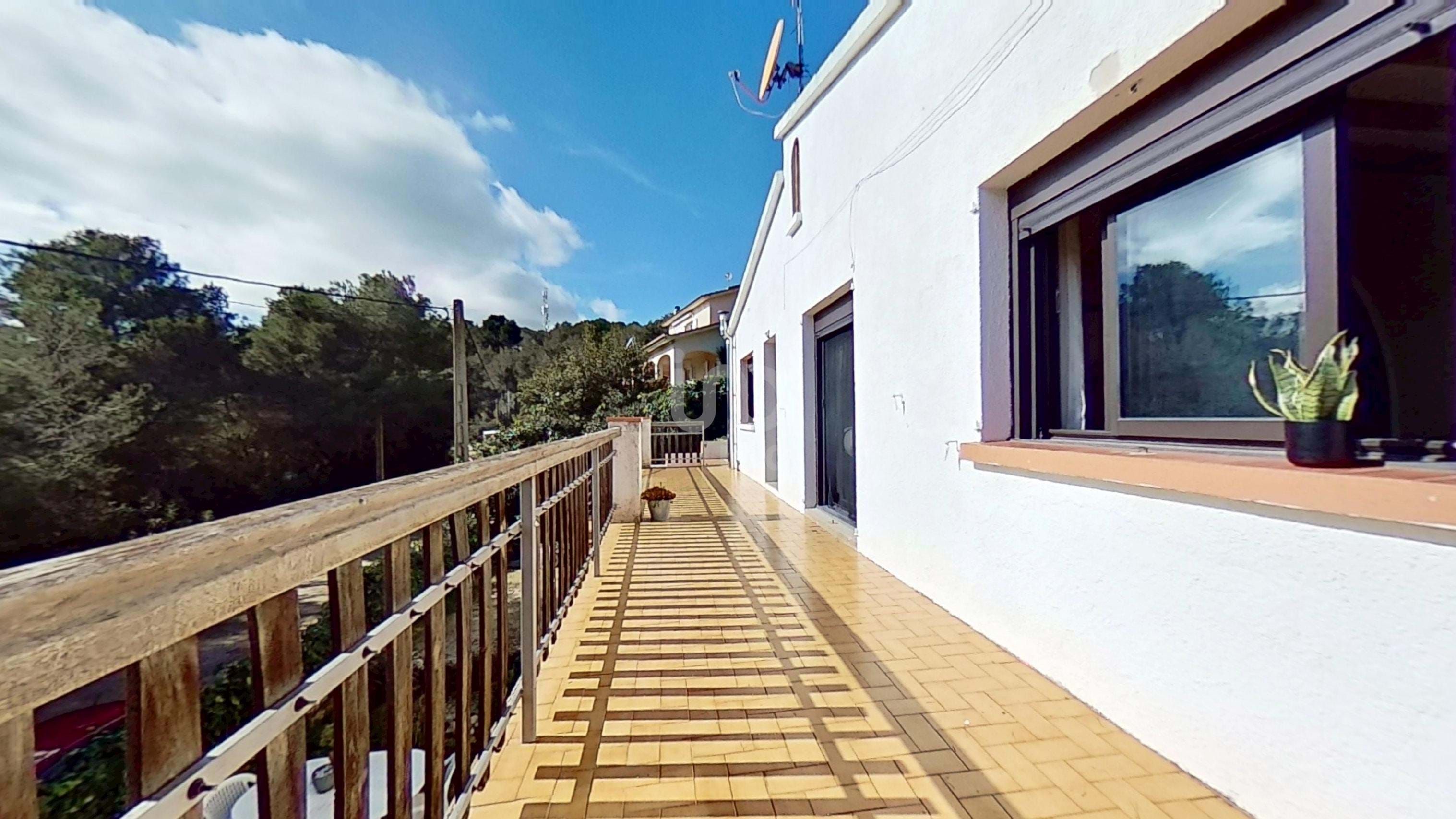 Vista exterior de Casa o xalet en venda en La Bisbal del Penedès amb Terrassa i Piscina