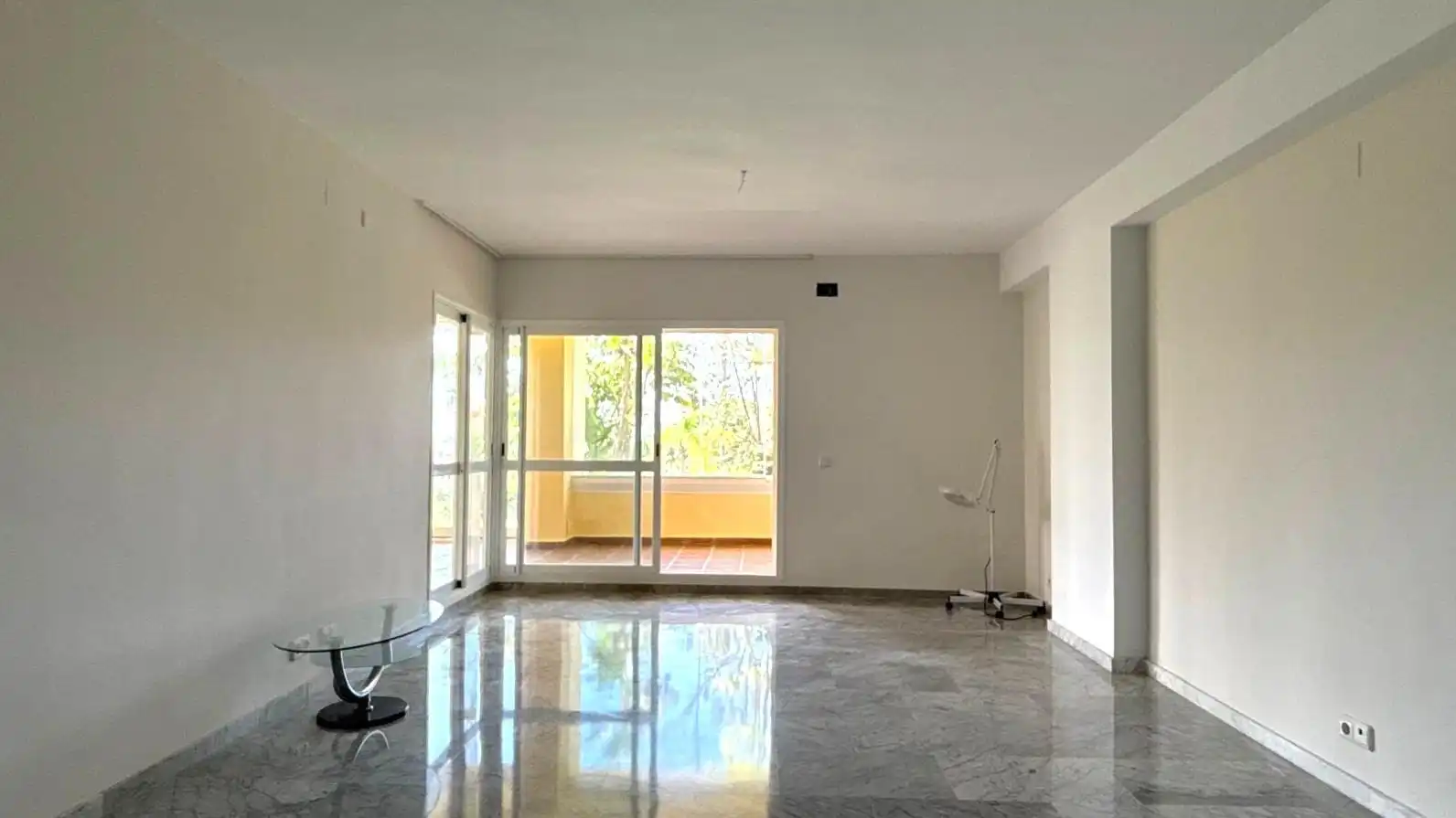 Sala de estar de Apartamento de alquiler en Marbella con Aire acondicionado, Terraza y Piscina comunitaria