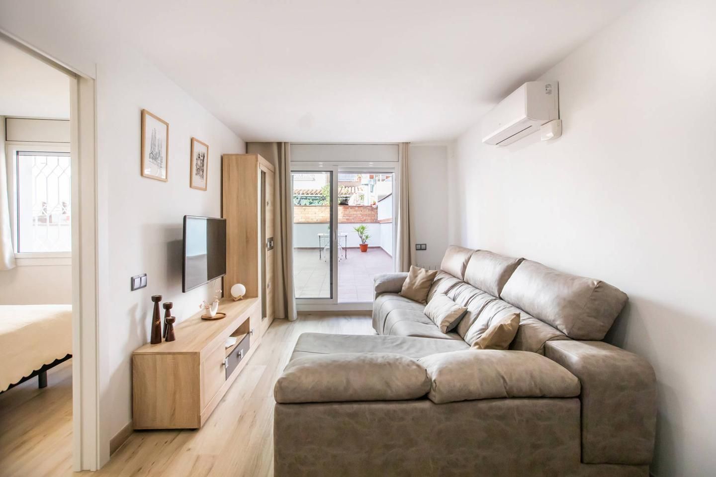 Sala d'estar de Pis de lloguer en Esplugues de Llobregat amb Aire condicionat, Terrassa i Moblat