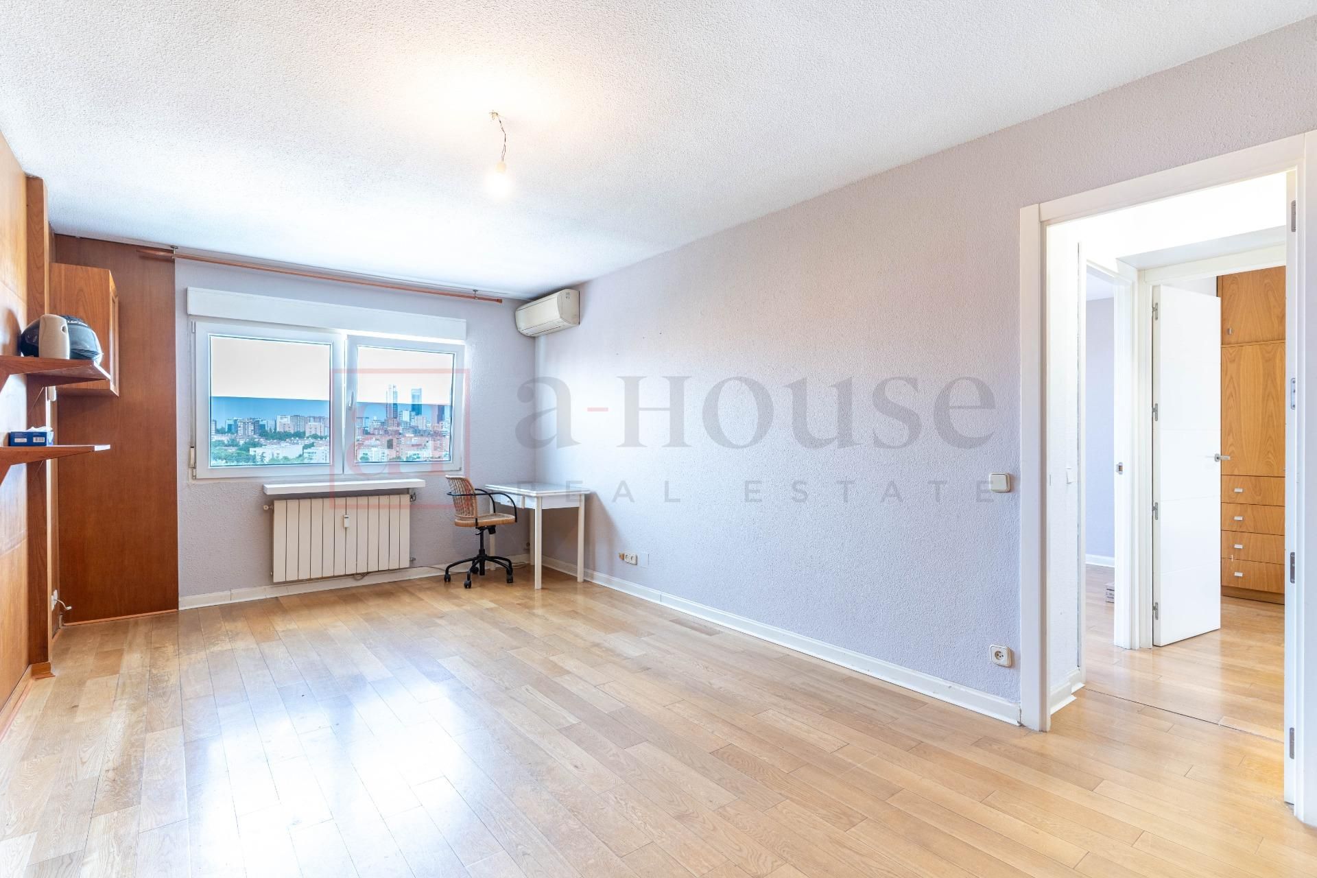 Bedroom of Flat for sale in  Madrid Capital  with Air Conditioner and Storage room