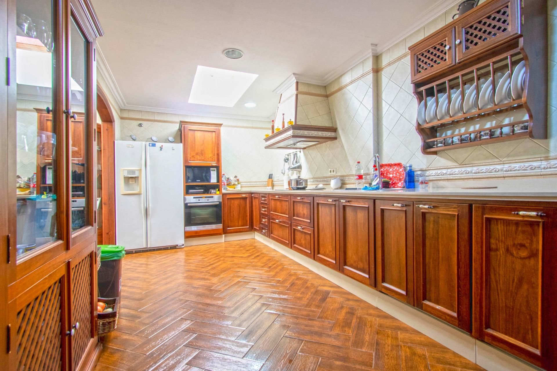 Kitchen of Single-family semi-detached for sale in  Sevilla Capital  with Air Conditioner, Heating and Community pool