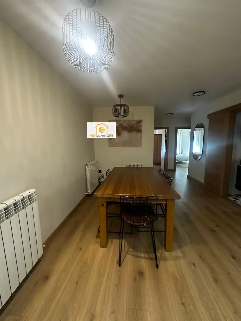 Menjador de Pis en venda en León Capital  amb Calefacció, Parquet i TV
