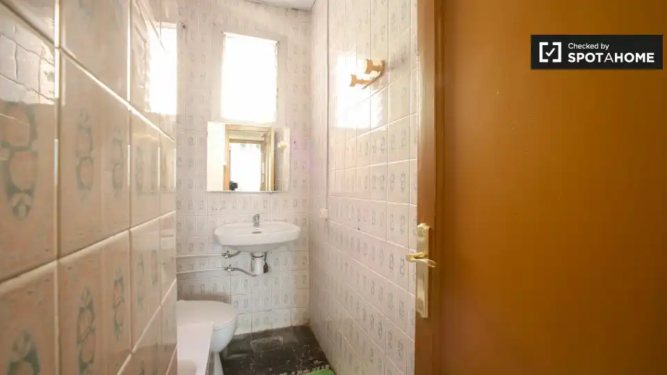 Bathroom of Flat for rent in Valencia  with Air Conditioner, Heating and Furnished