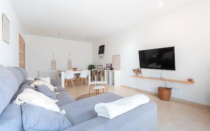 Sala d'estar de Casa adosada en venda en Canyelles amb Terrassa i Balcó