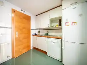 Küche von Wohnung zum Verkauf in Madrid mit Klimaanlage, Heizung und Privatgarten