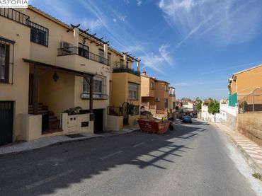 Adossat amb balcó en venda a Calle de Sierra Nevada