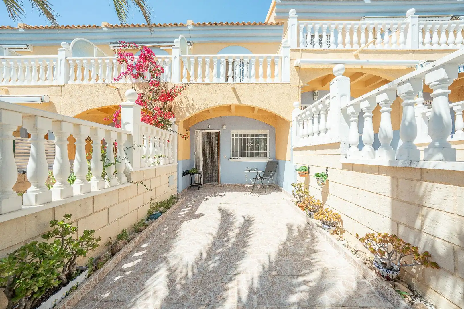 Vista exterior de Casa o xalet en venda en Elche / Elx amb Piscina comunitària