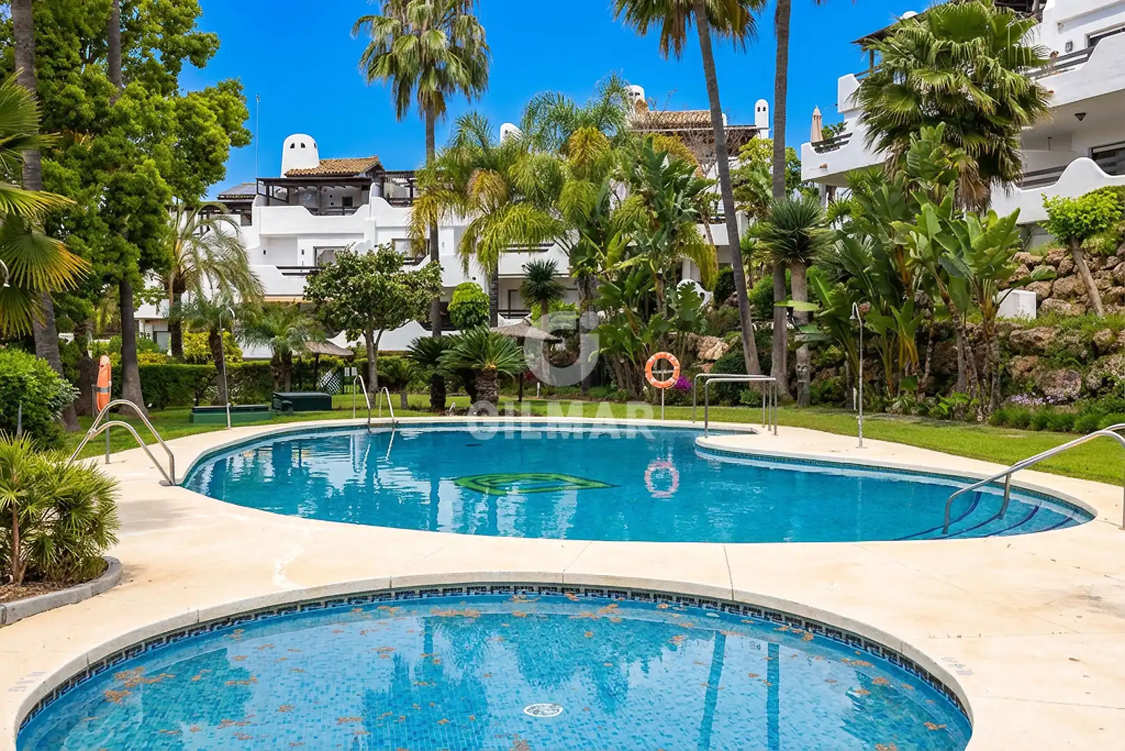 Vista exterior de Casa adosada en venta en Marbella con Calefacción, Jardín privado y Piscina