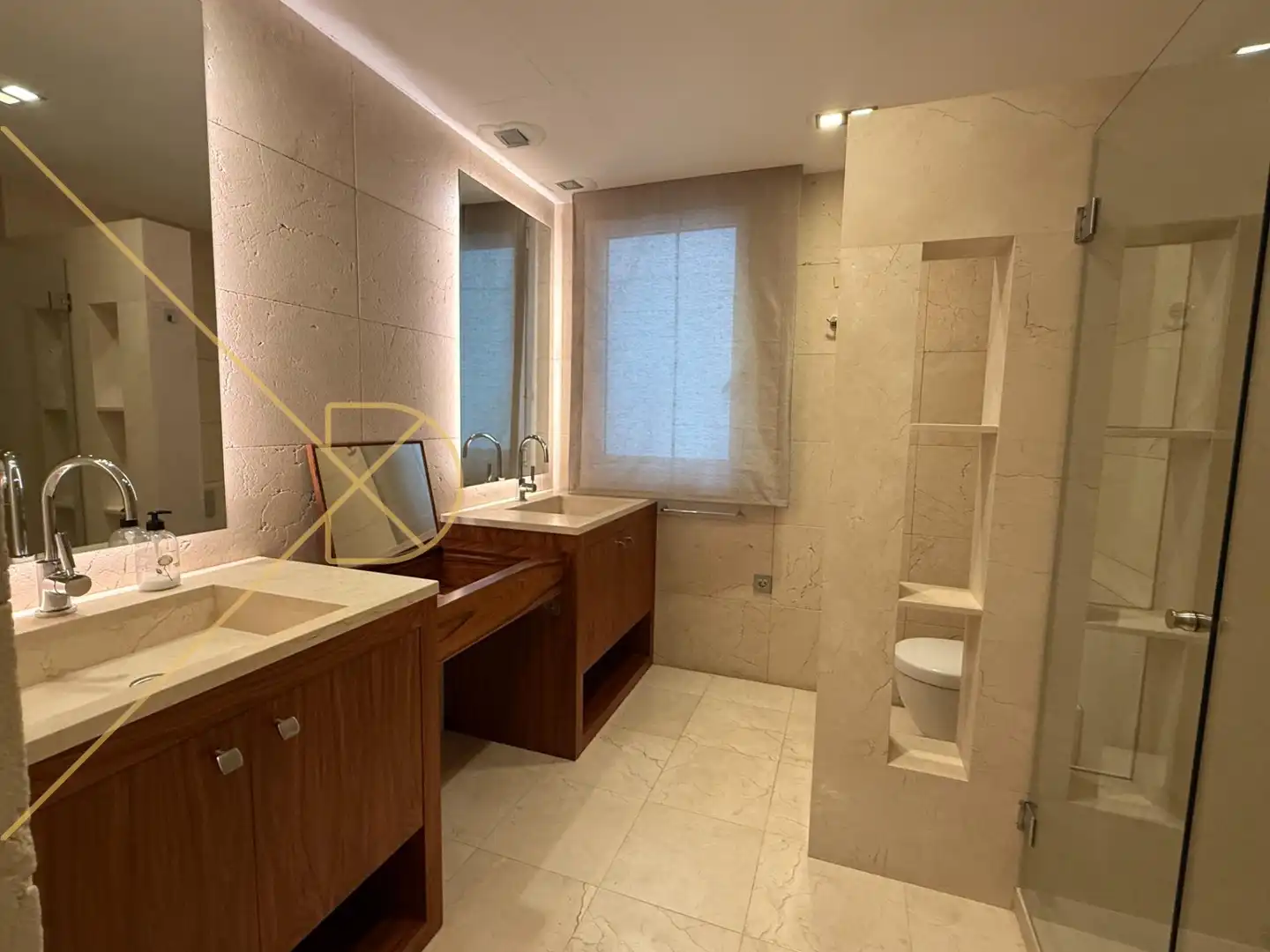 Badezimmer von Dachboden zur Miete in Barcelona mit Klimaanlage, Heizung und Parkett