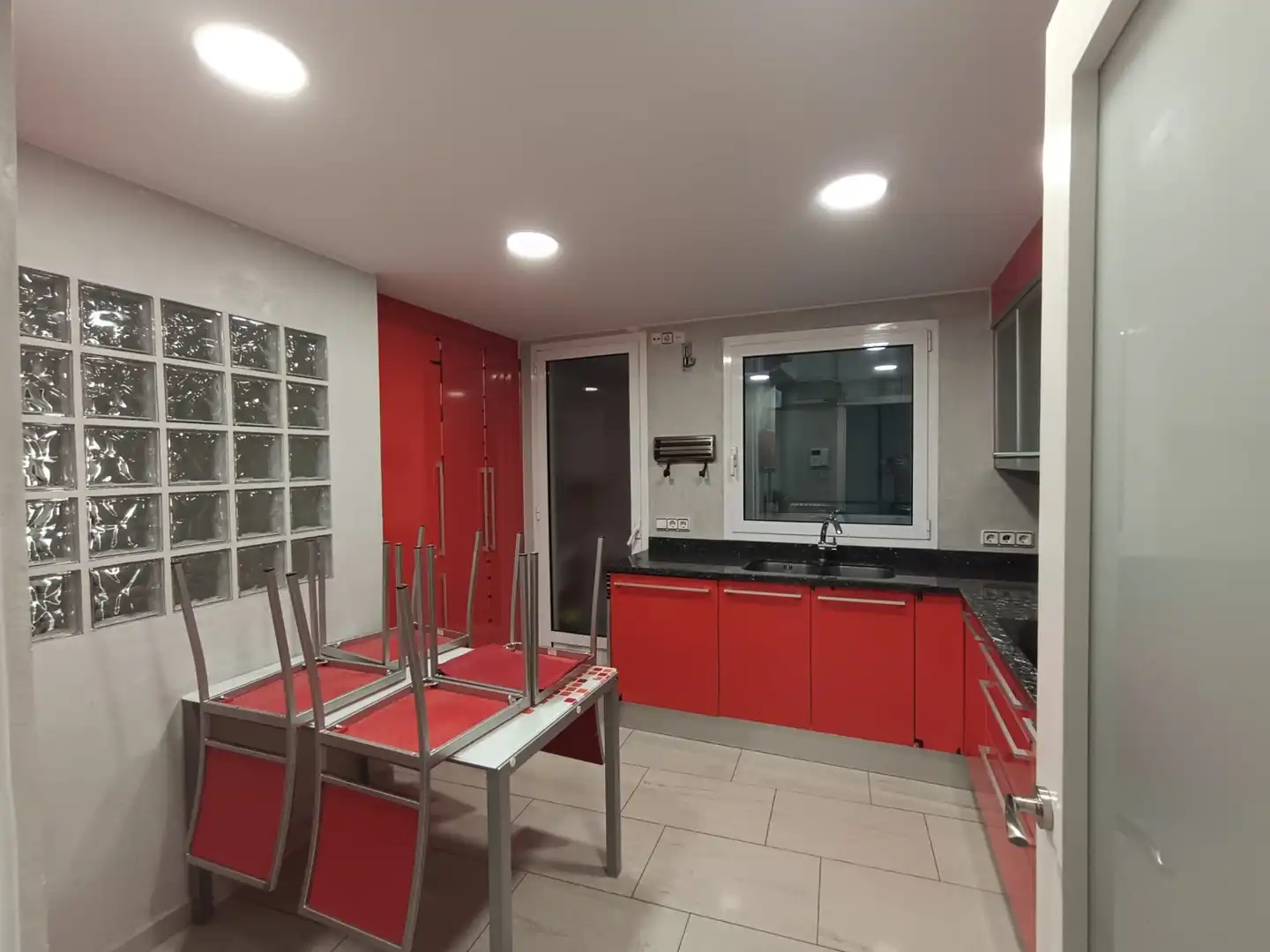 Cuina de Pis de lloguer en Girona amb Calefacció, Moblat i Balcó