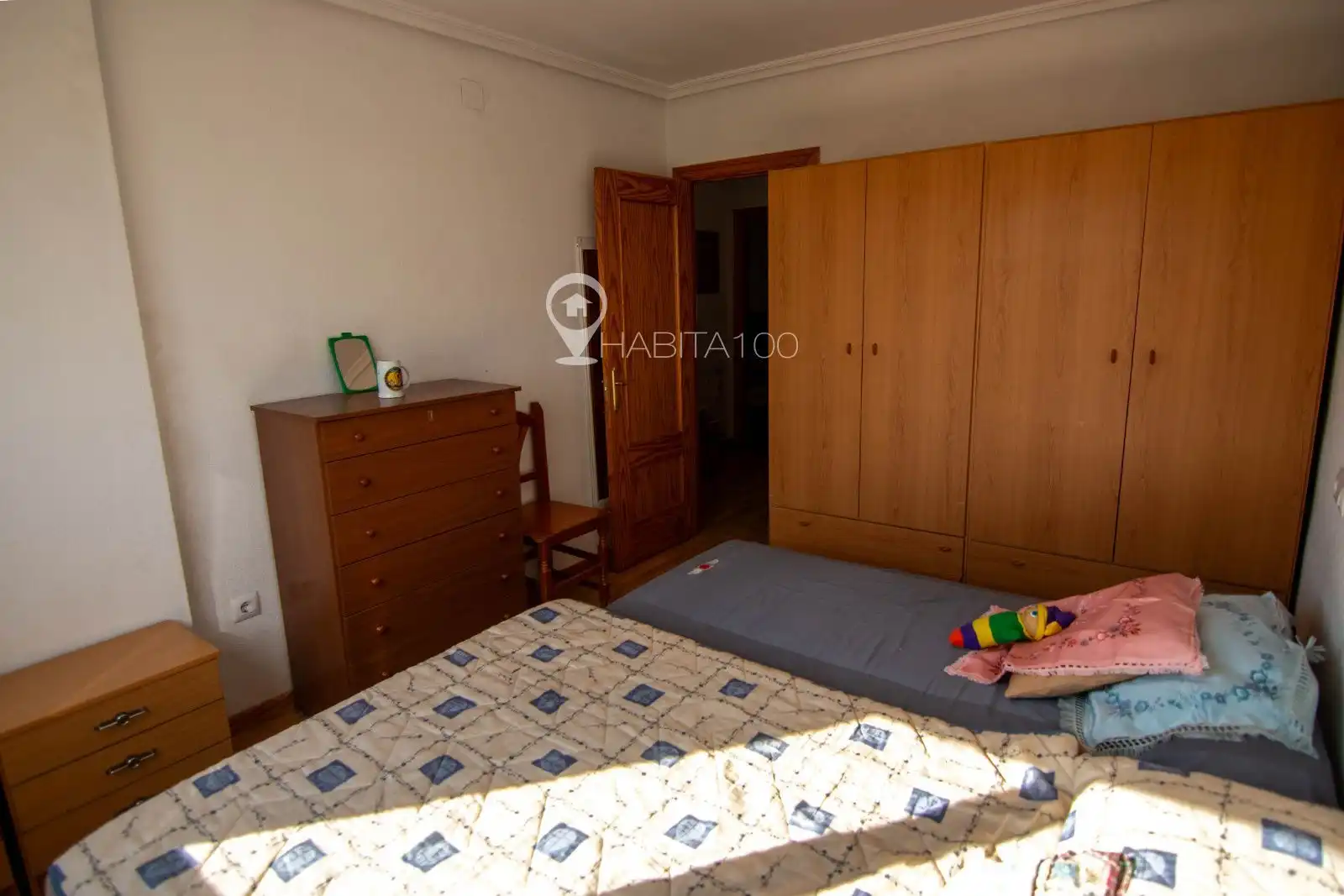 Dormitori de Casa adosada en venda en Cuenca amb Calefacció i Moblat