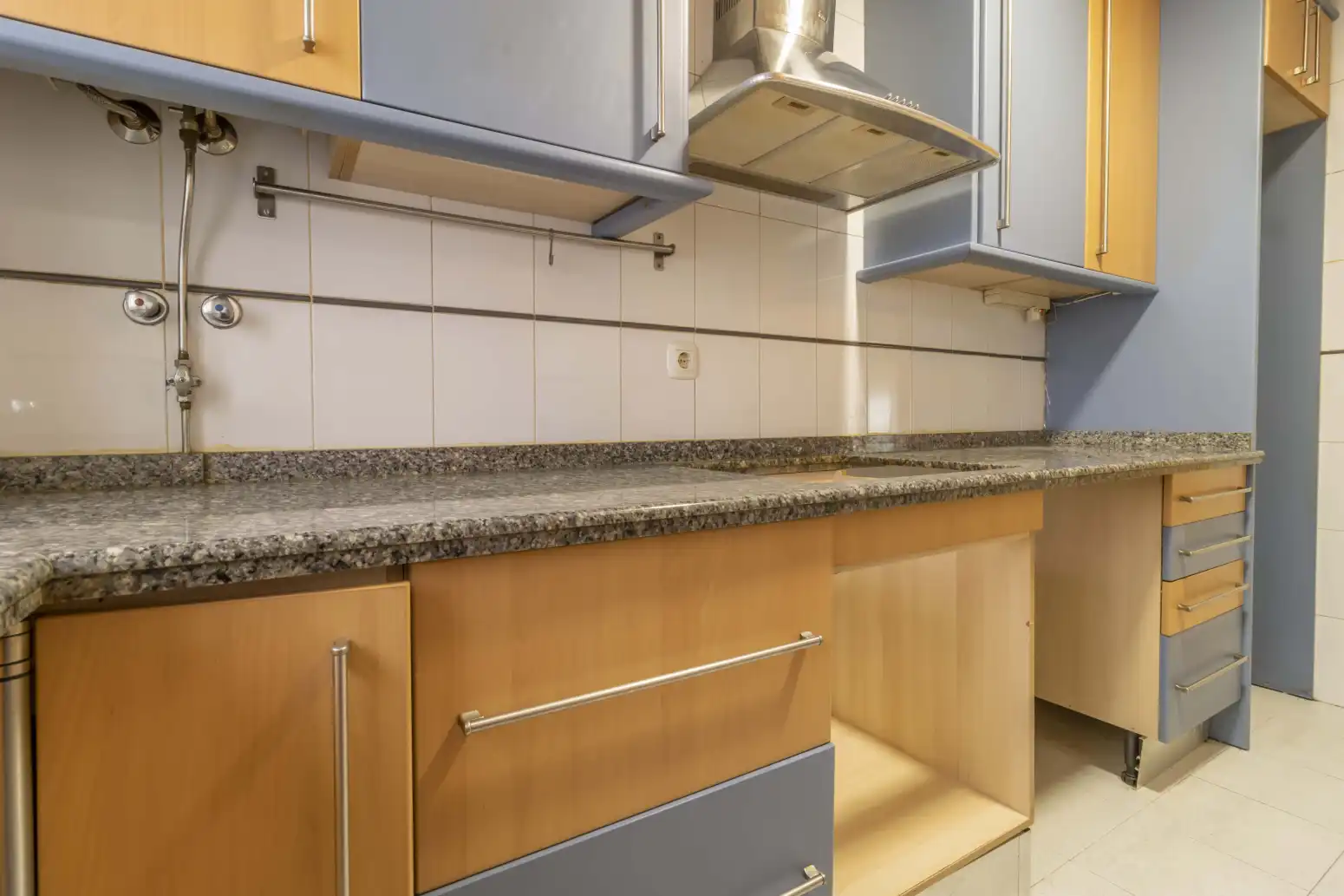 Kitchen of Flat for sale in Sevilla  with Air Conditioner and Storage room