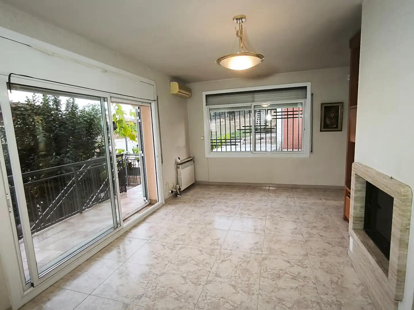 Sala d'estar de Casa o xalet en venda en Lliçà d'Amunt amb Aire condicionat, Calefacció i Jardí privat