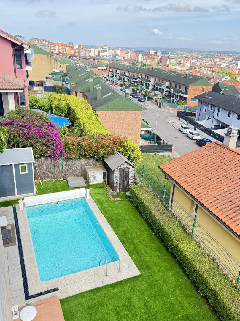 Piscina de Casa o xalet en venda en Avilés amb Calefacció, Jardí privat i Parquet