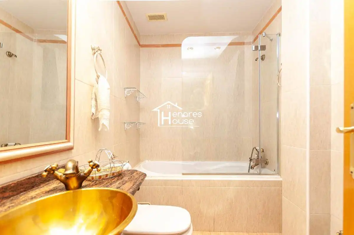 Baño de Dúplex en venta en Alcalá de Henares con Aire acondicionado, Calefacción y Parquet