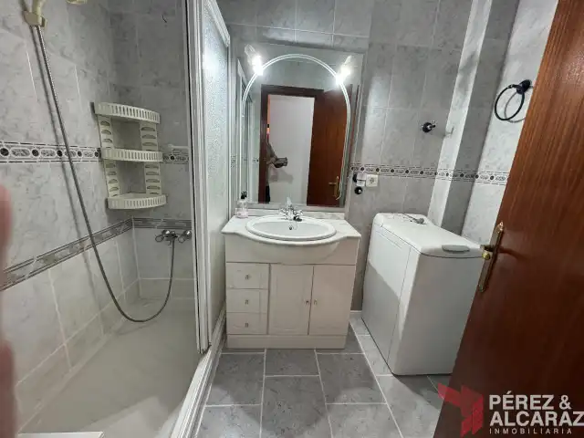 Badezimmer von Wohnung zum Verkauf in Palma del Río mit Balkon