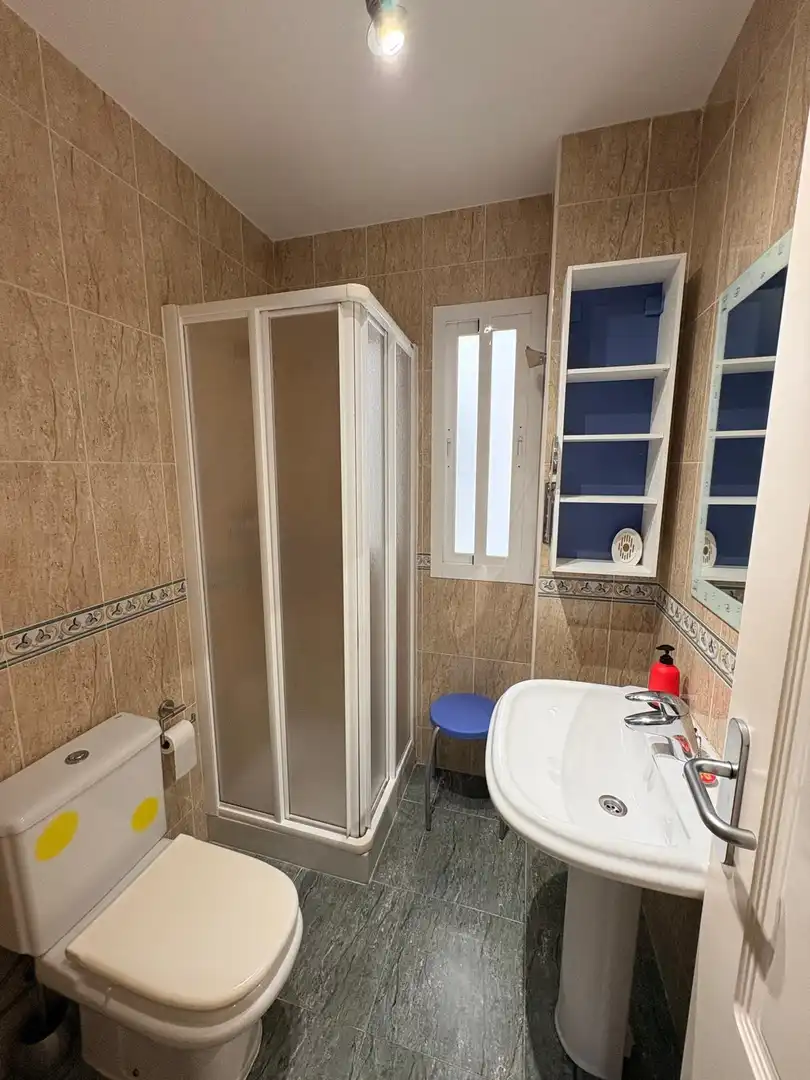 Baño de Piso de alquiler en Motril con Jardín privado, Terraza y Amueblado