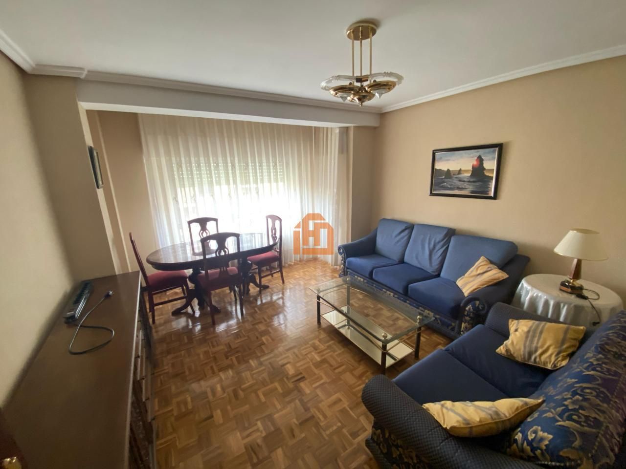 Sala d'estar de Apartament de lloguer en León Capital  amb Calefacció, Parquet i Moblat