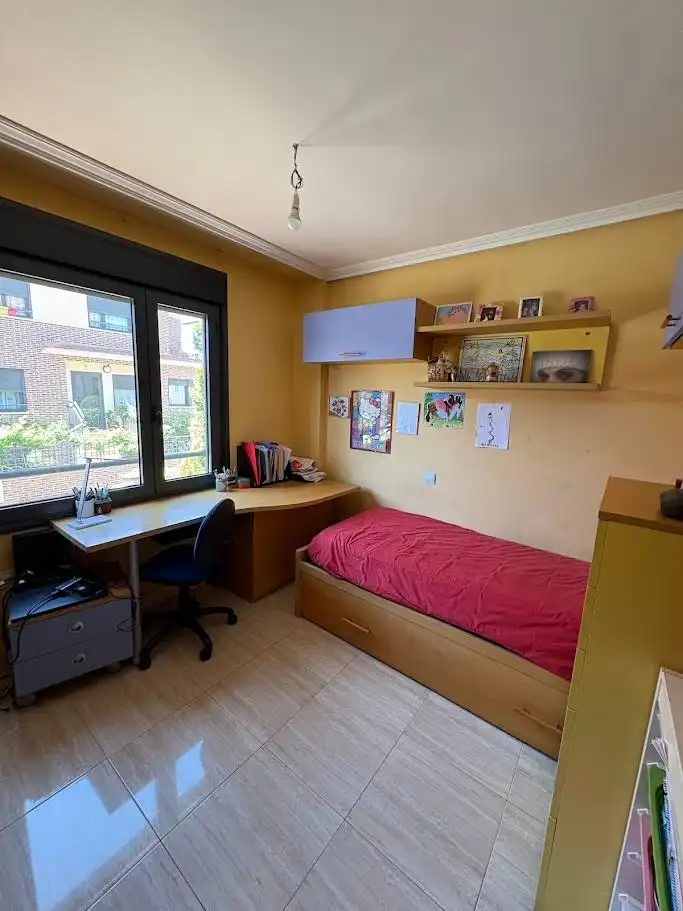Schlafzimmer von Einfamilien-Reihenhaus zum Verkauf in Valladolid mit Klimaanlage, Heizung und Privatgarten