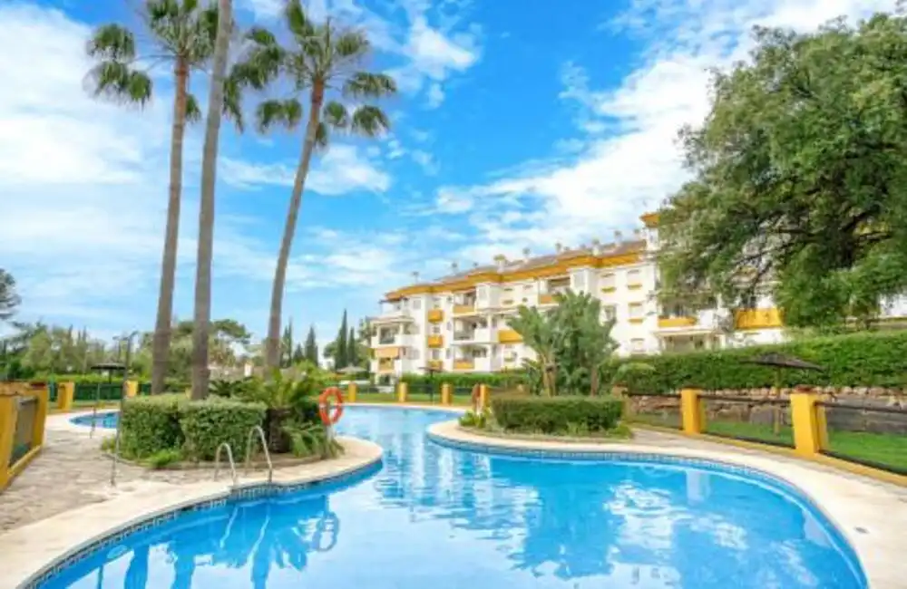 Vista exterior de Planta baja en venta en Marbella con Aire acondicionado, Terraza y Piscina