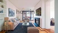 Sala d'estar de Àtic de lloguer en  Madrid Capital amb Aire condicionat, Calefacció i Parquet