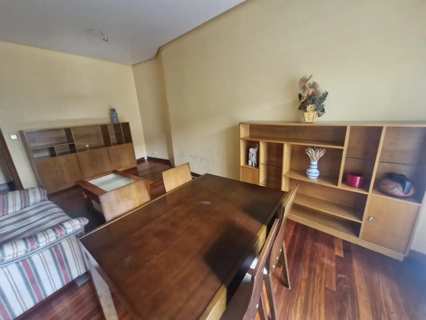 Menjador de Apartament de lloguer en Ourense Capital  amb Calefacció, Parquet i Moblat