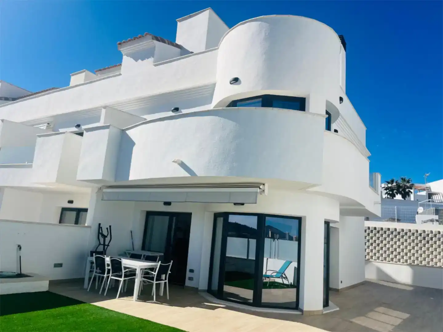 Vista exterior de Casa adosada en venda en Finestrat amb Aire condicionat, Piscina i Balcó