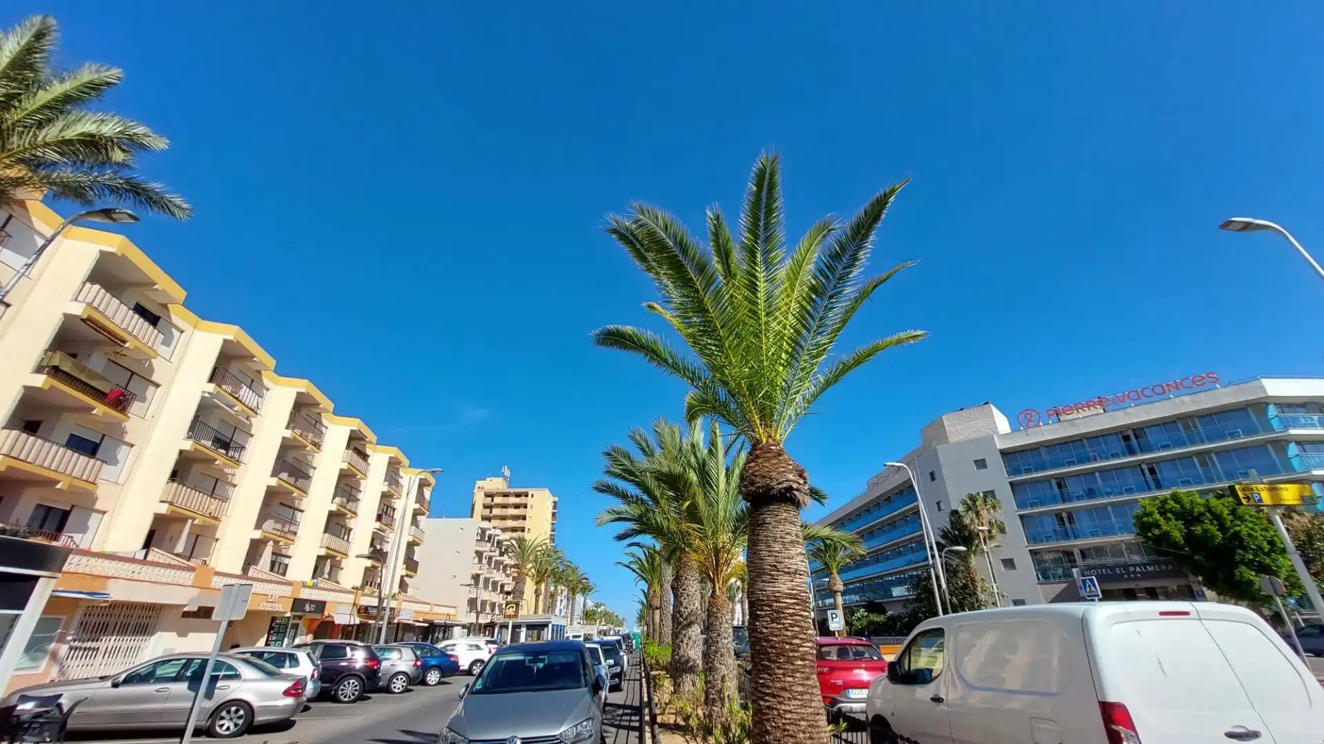 Vista exterior de Pis en venda en Roquetas de Mar amb Terrassa i Piscina comunitària