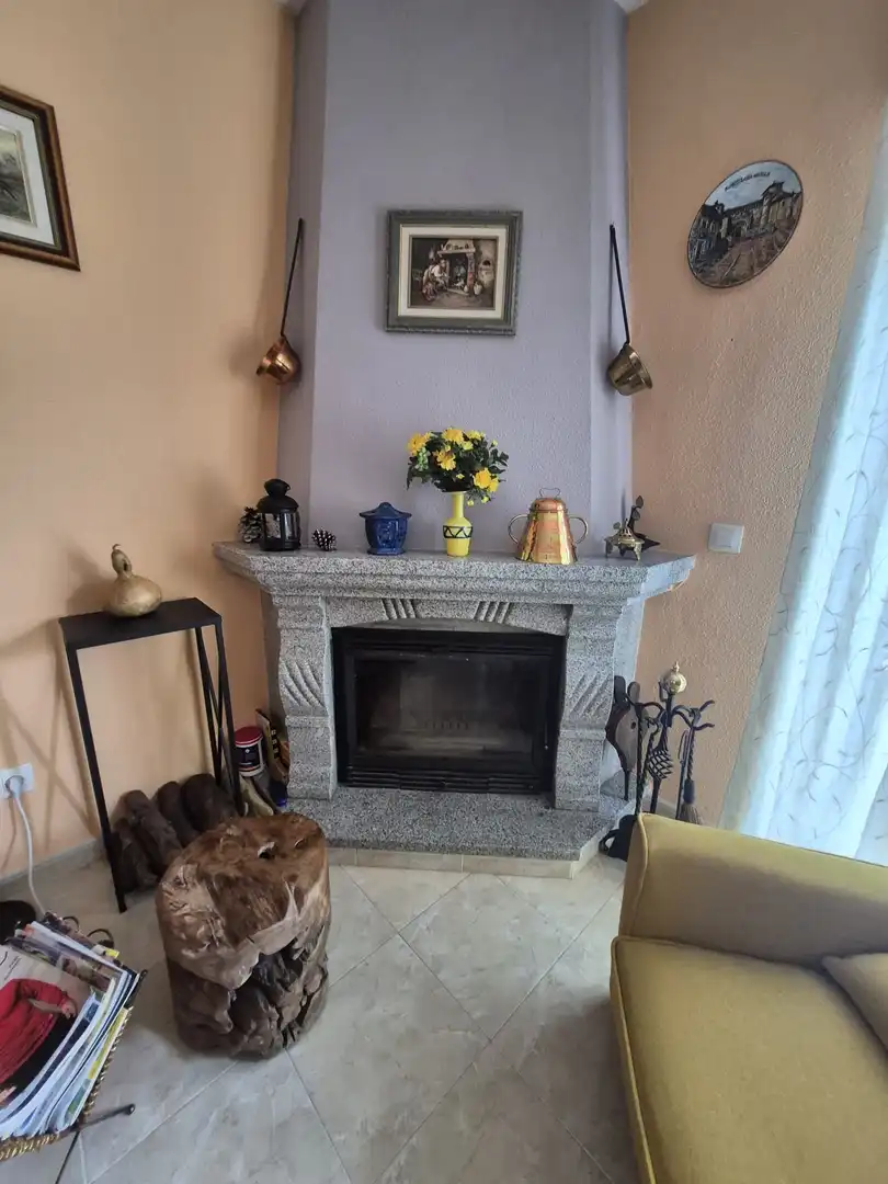 Sala de estar de Dúplex en venta en Navaluenga con Calefacción, Terraza y Amueblado