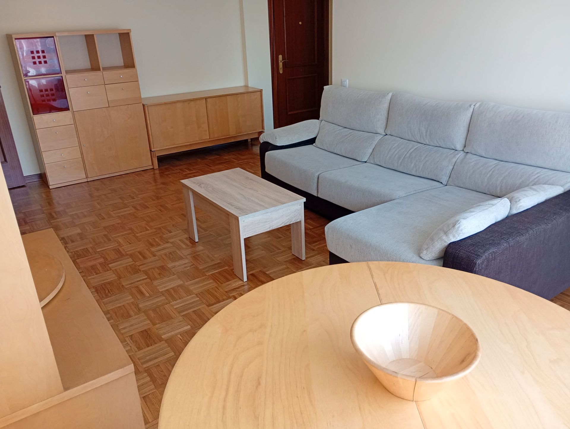 Sala d'estar de Pis de lloguer en Gijón  amb Calefacció, Parquet i Traster