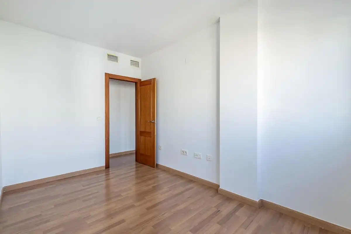 Piso de alquiler en Granada con Calefacción, Terraza y Trastero