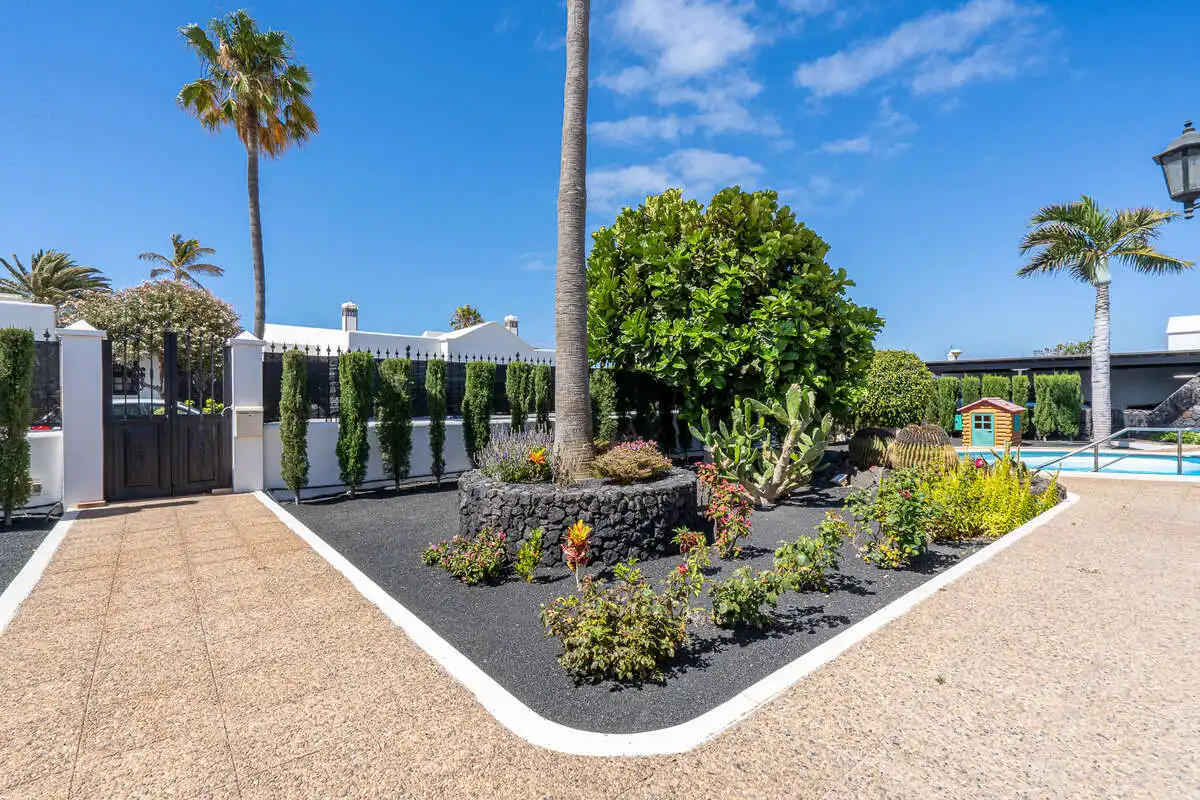 Vista exterior de Casa o xalet en venda en Arrecife amb Jardí privat i Piscina