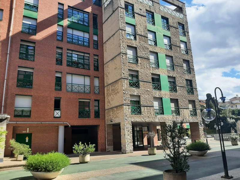 Vista exterior de Pis en venda en Oviedo  amb Calefacció i Traster
