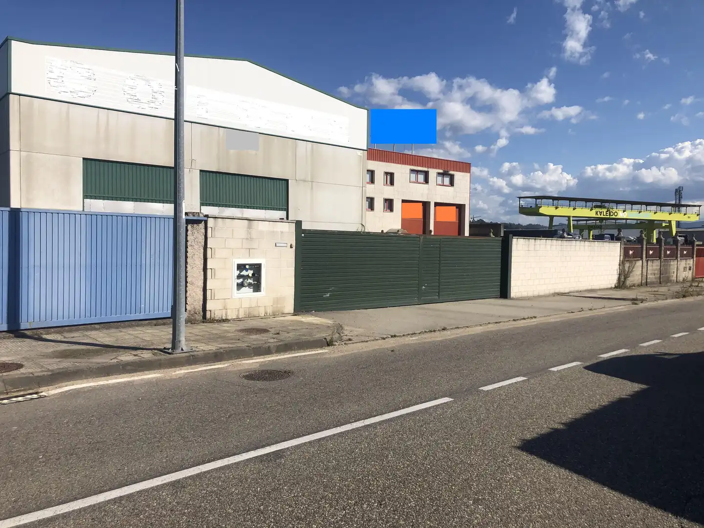Vista exterior de Nau industrial en venda en O Porriño  