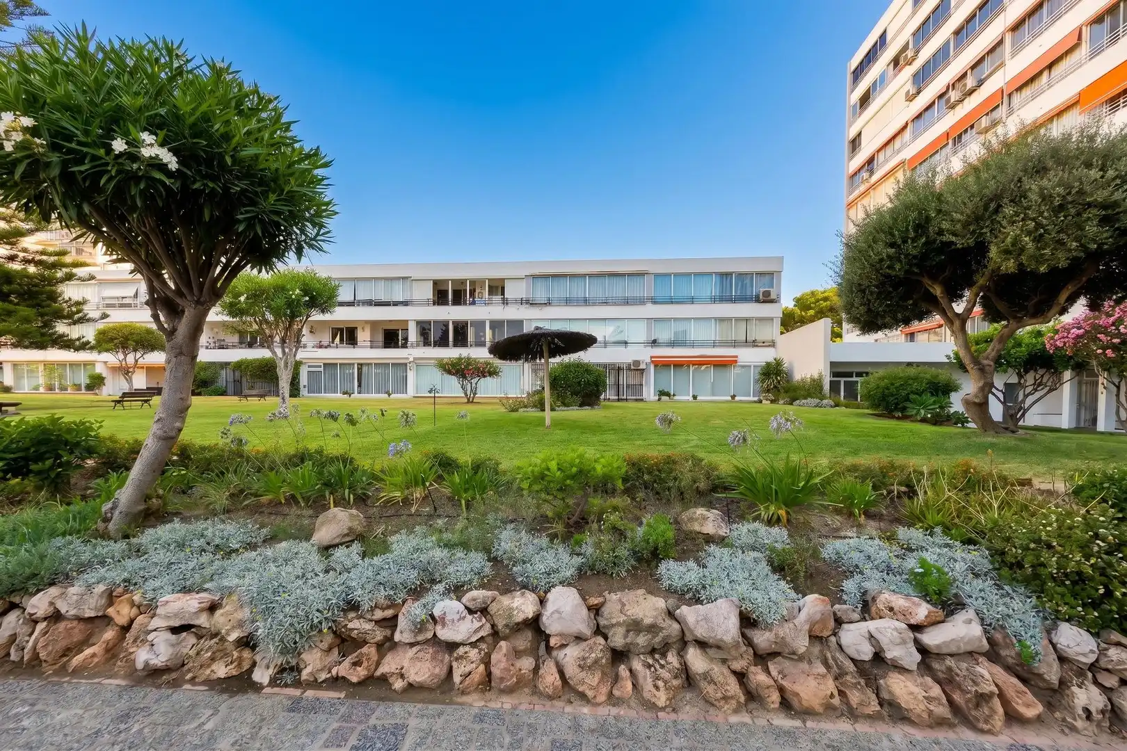 Vista exterior de Apartament en venda en Benalmádena amb Aire condicionat, Calefacció i Jardí privat