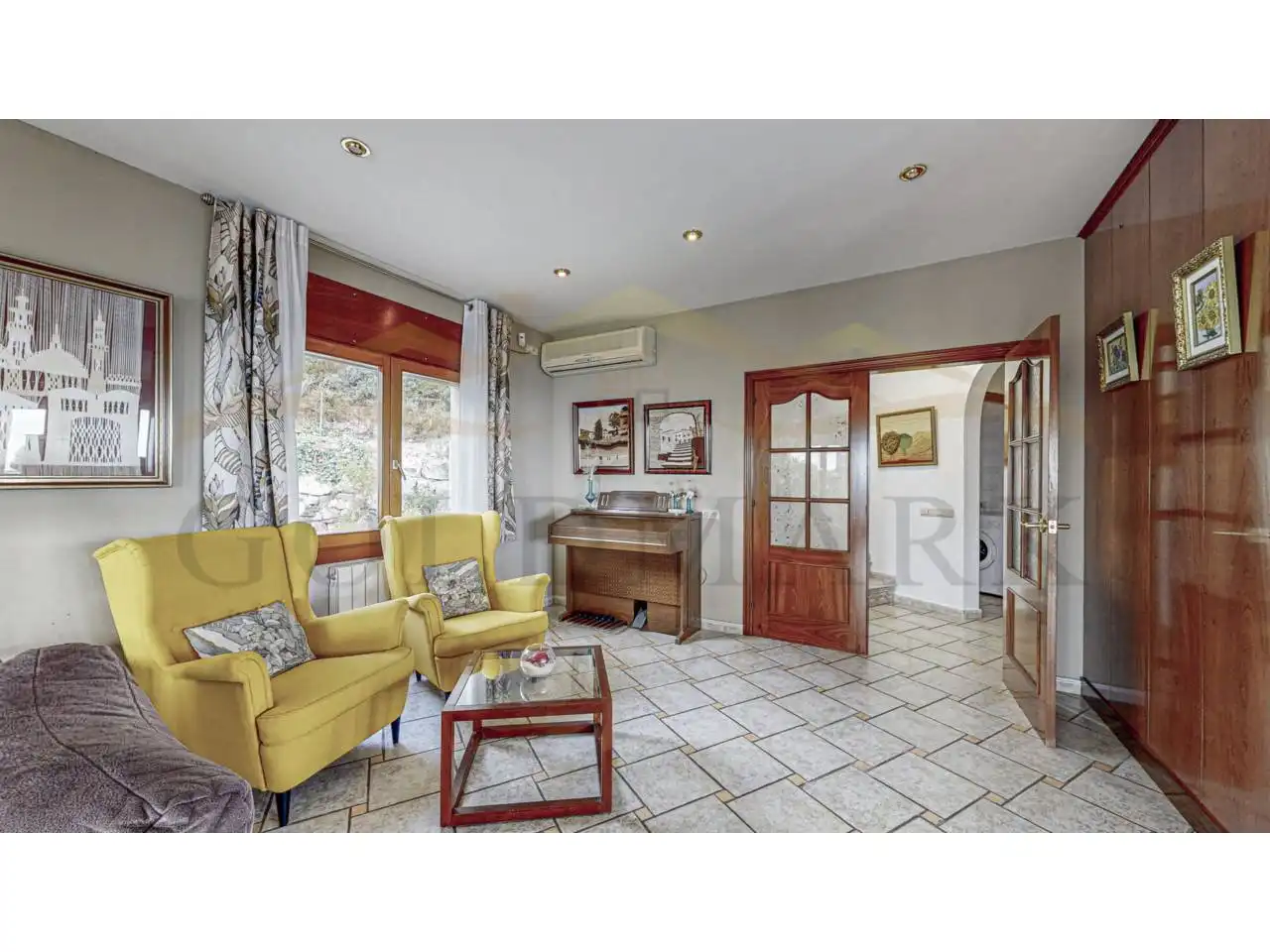 Sala d'estar de Casa o xalet en venda en Corbera de Llobregat amb Aire condicionat, Calefacció i Jardí privat