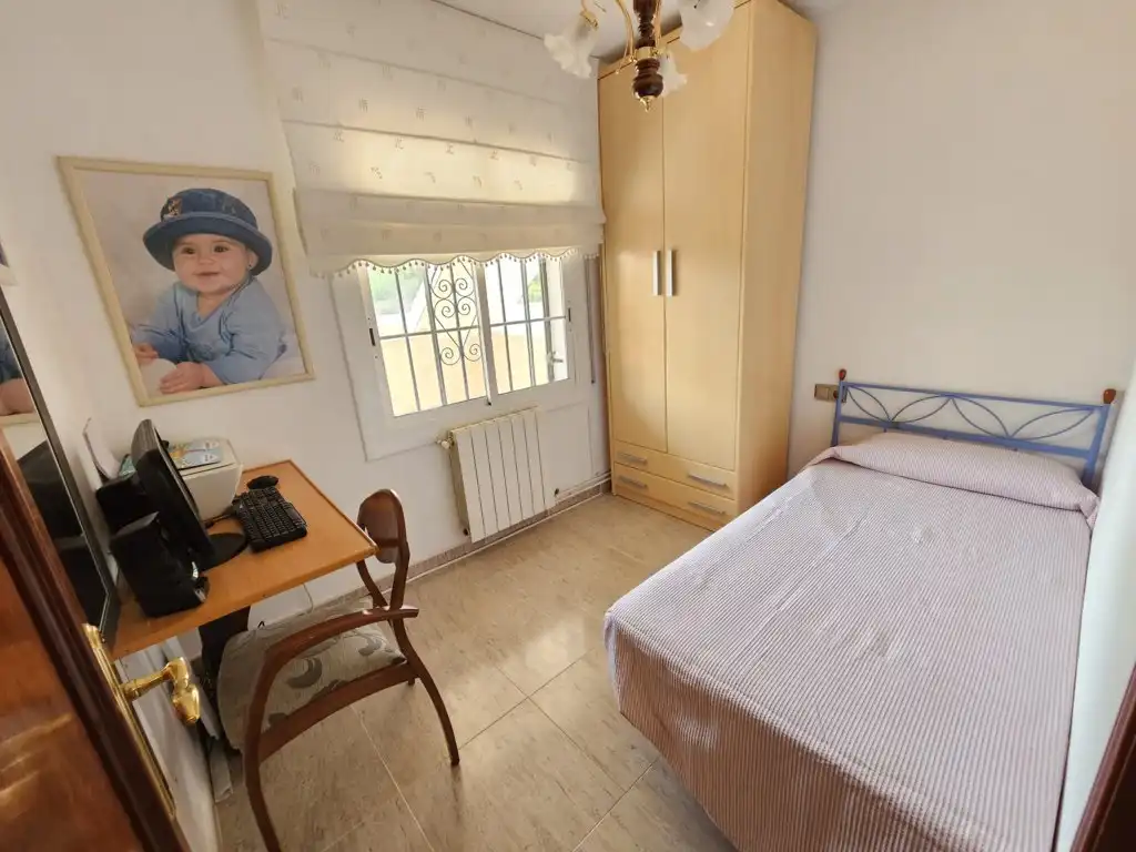 Schlafzimmer von Einfamilien-Reihenhaus zum Verkauf in Calafell mit Klimaanlage, Heizung und Privatgarten