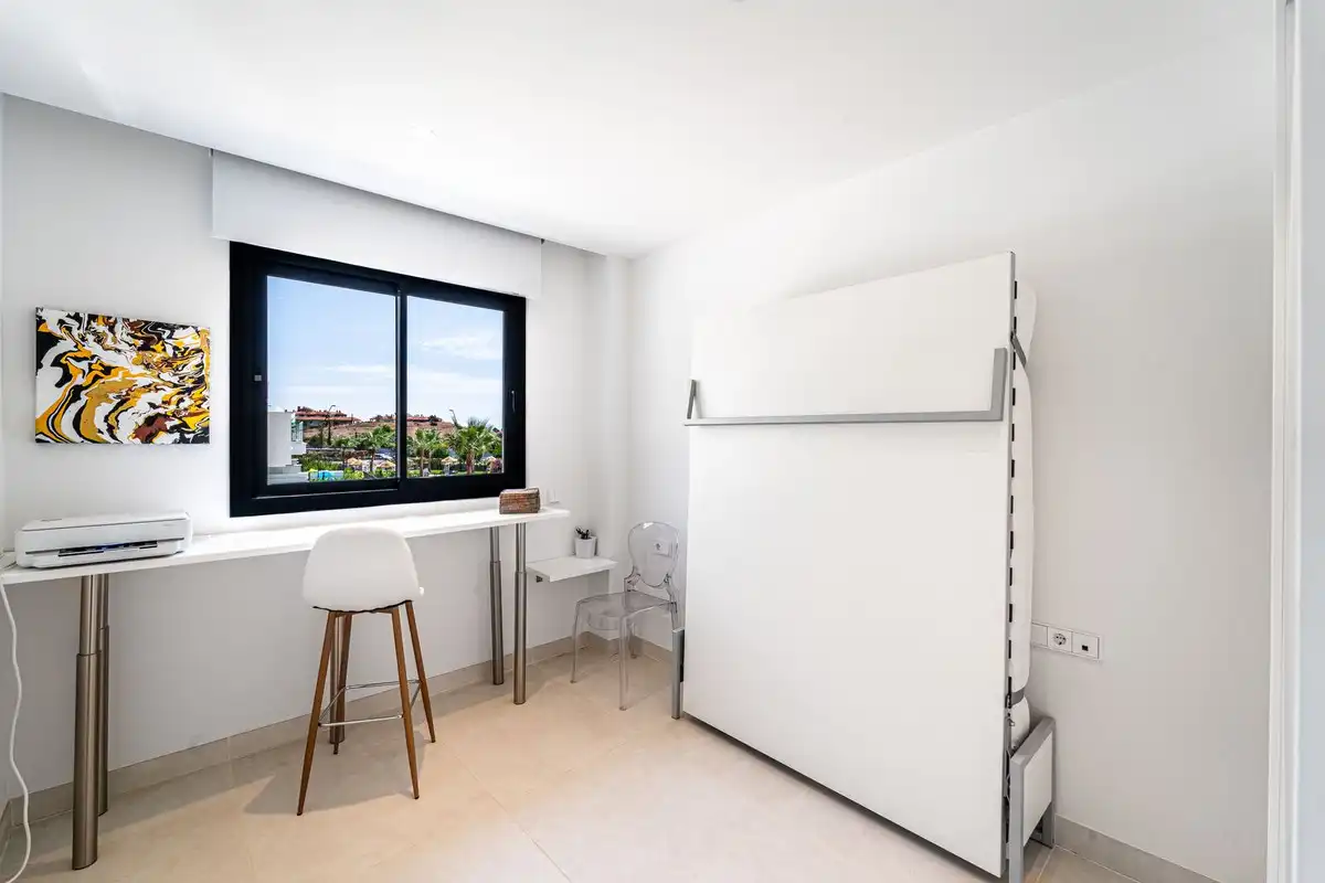 Habitación de Apartamento en venta en Fuengirola con Aire acondicionado, Trastero y Piscina comunitaria