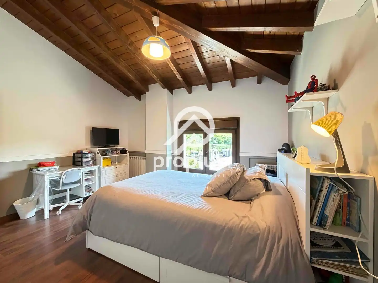 Sala d'estar de Casa o xalet en venda en Sariego amb Calefacció, Parquet i Traster