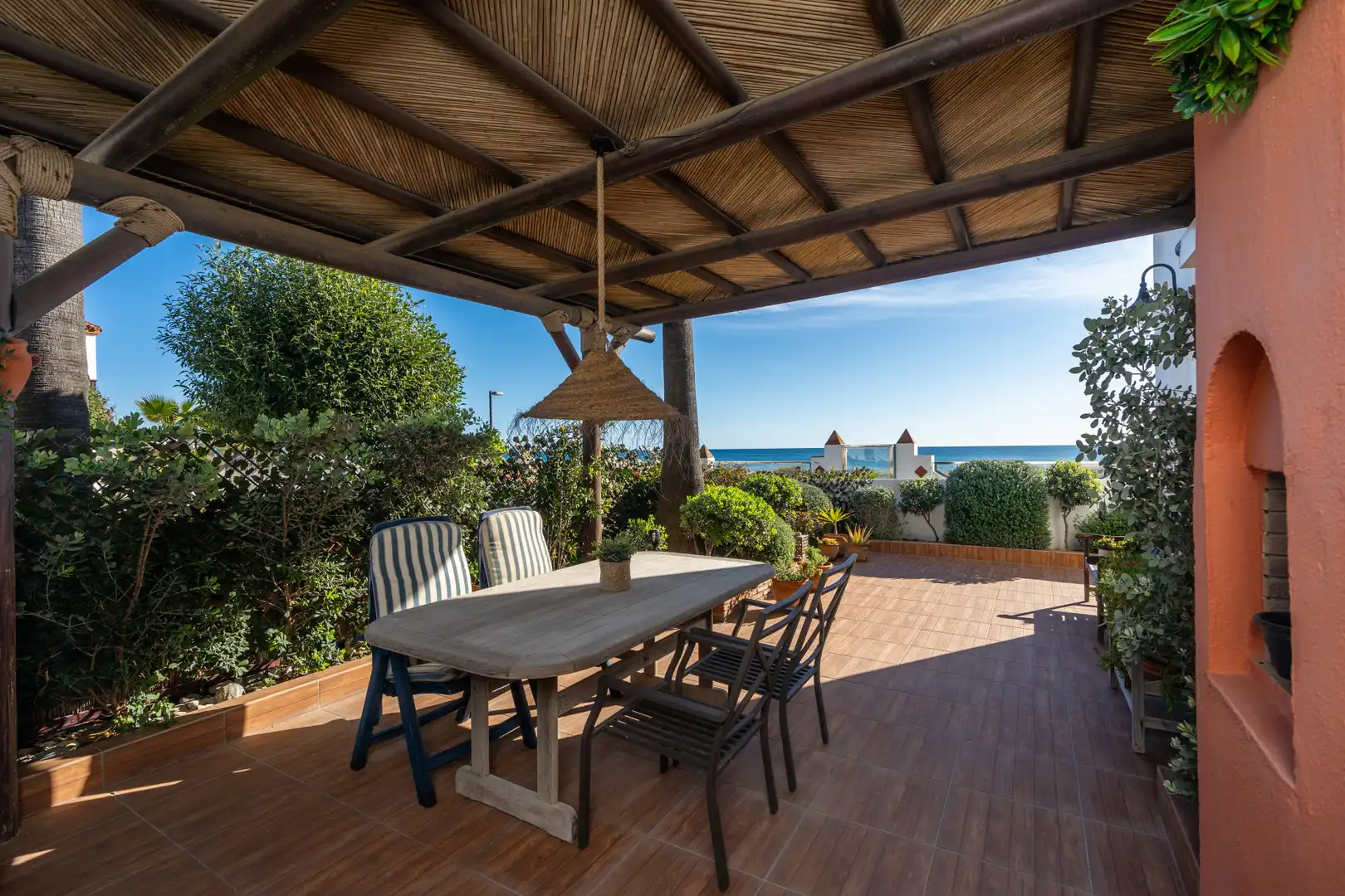 Terrasse von Einfamilien-Reihenhaus zum Verkauf in Casares mit Klimaanlage, Privatgarten und Terrasse