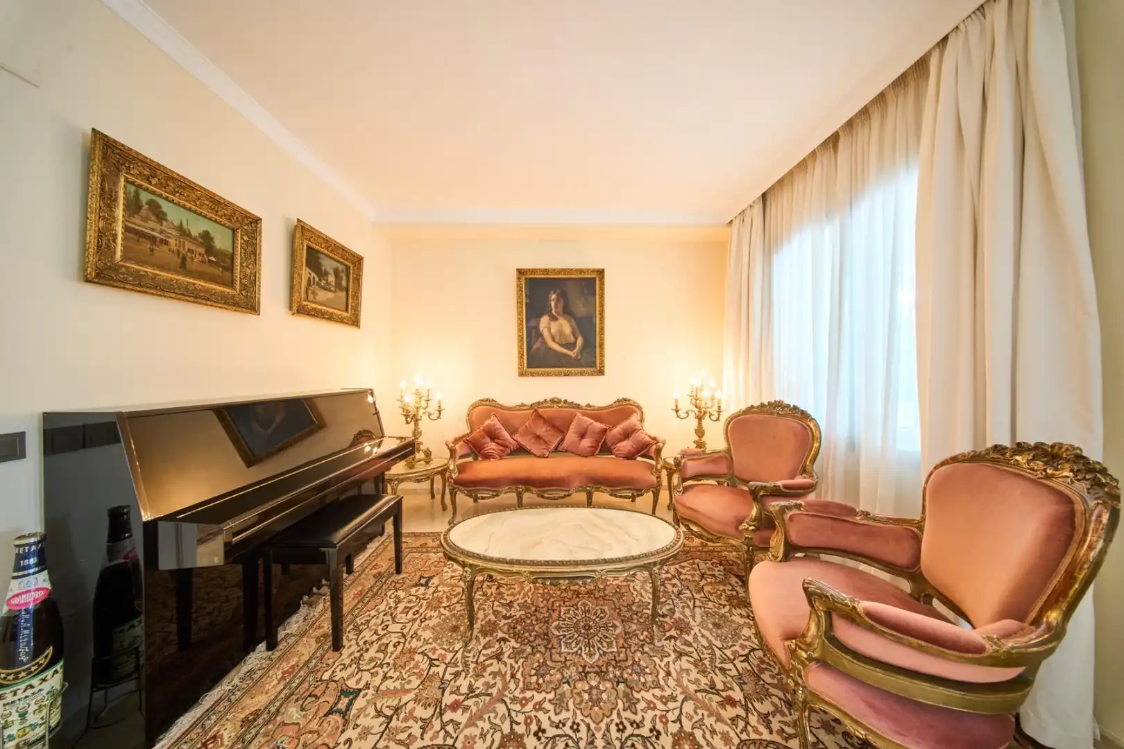 Sala de estar de Casa o chalet en venta en Marbella con Aire acondicionado, Calefacción y Jardín privado