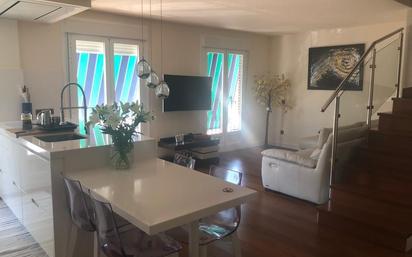 Living room of Duplex to rent in Sevilla la Nueva  with Air Conditioner, Heating and Parquet flooring